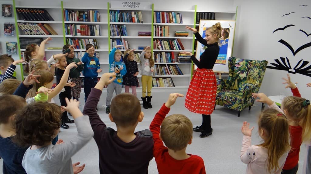 Na zdjęciu dzieci w czasie zabawy w bibliotece