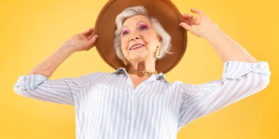 Na zdjęciu starsza kobieta w kapeluszu