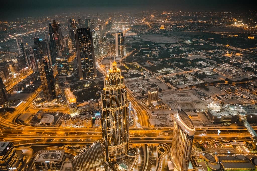 Na zdjęciu panorama Dubaju w nocy