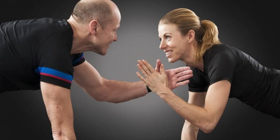 Na zdjęciu kobieta i mężczyzna w czasie ćwiczeń fitness