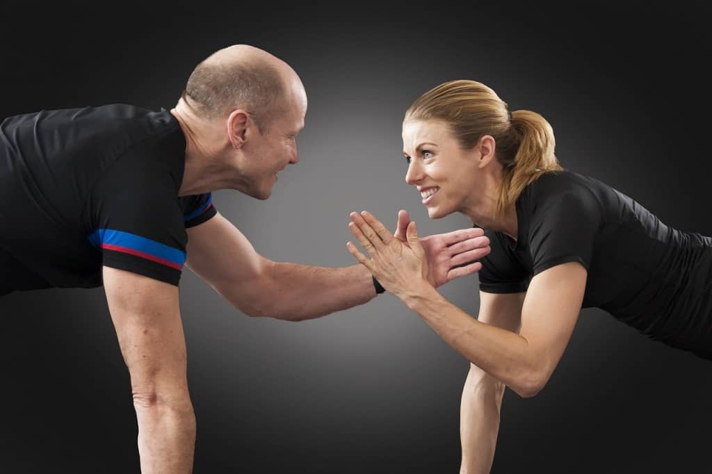 Na zdjęciu kobieta i mężczyzna w czasie ćwiczeń fitness