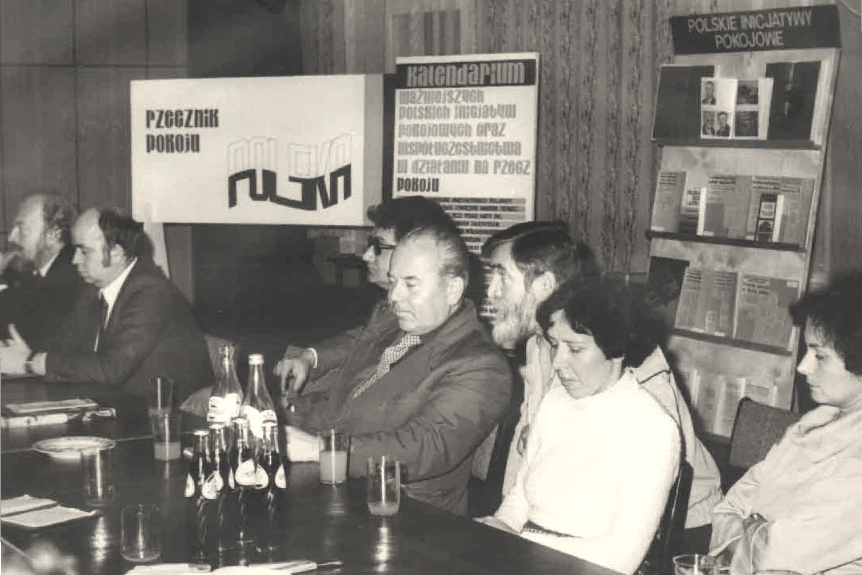 Na zdjęciu spotkanie polityczne - osoby w czasie narady